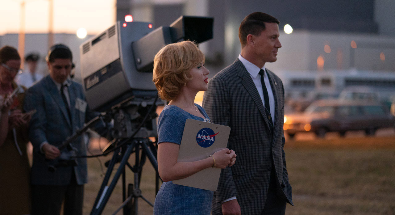 Forragem para conspiradores: Scarlett Johansson finge o pouso na Lua em 12 de julho nos cinemas