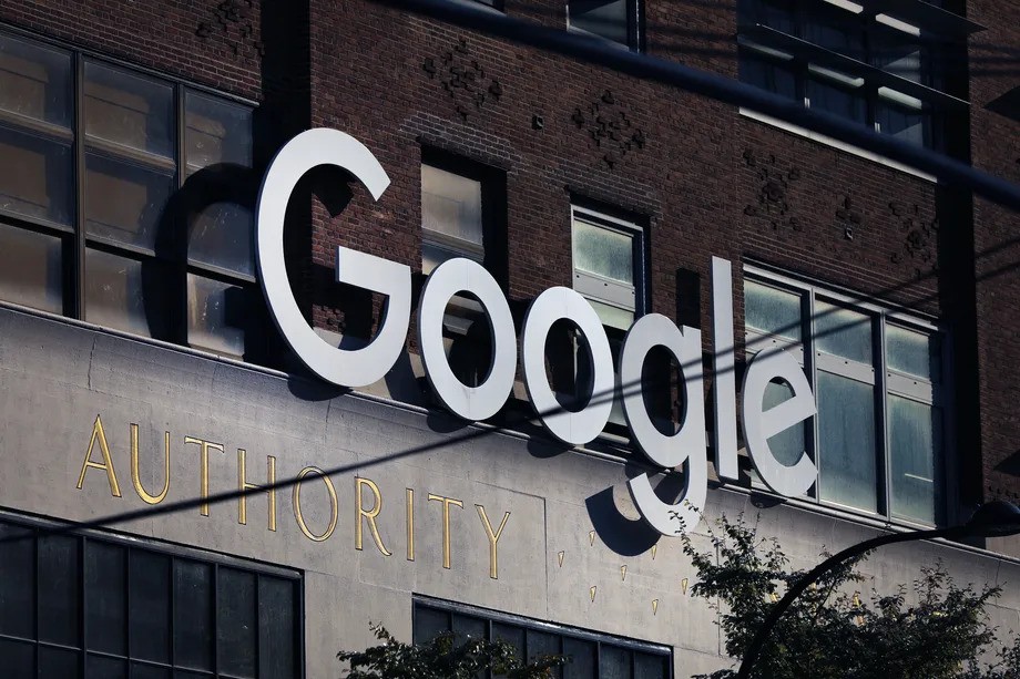 França multa Google em € 250 milhões por disputa entre editores