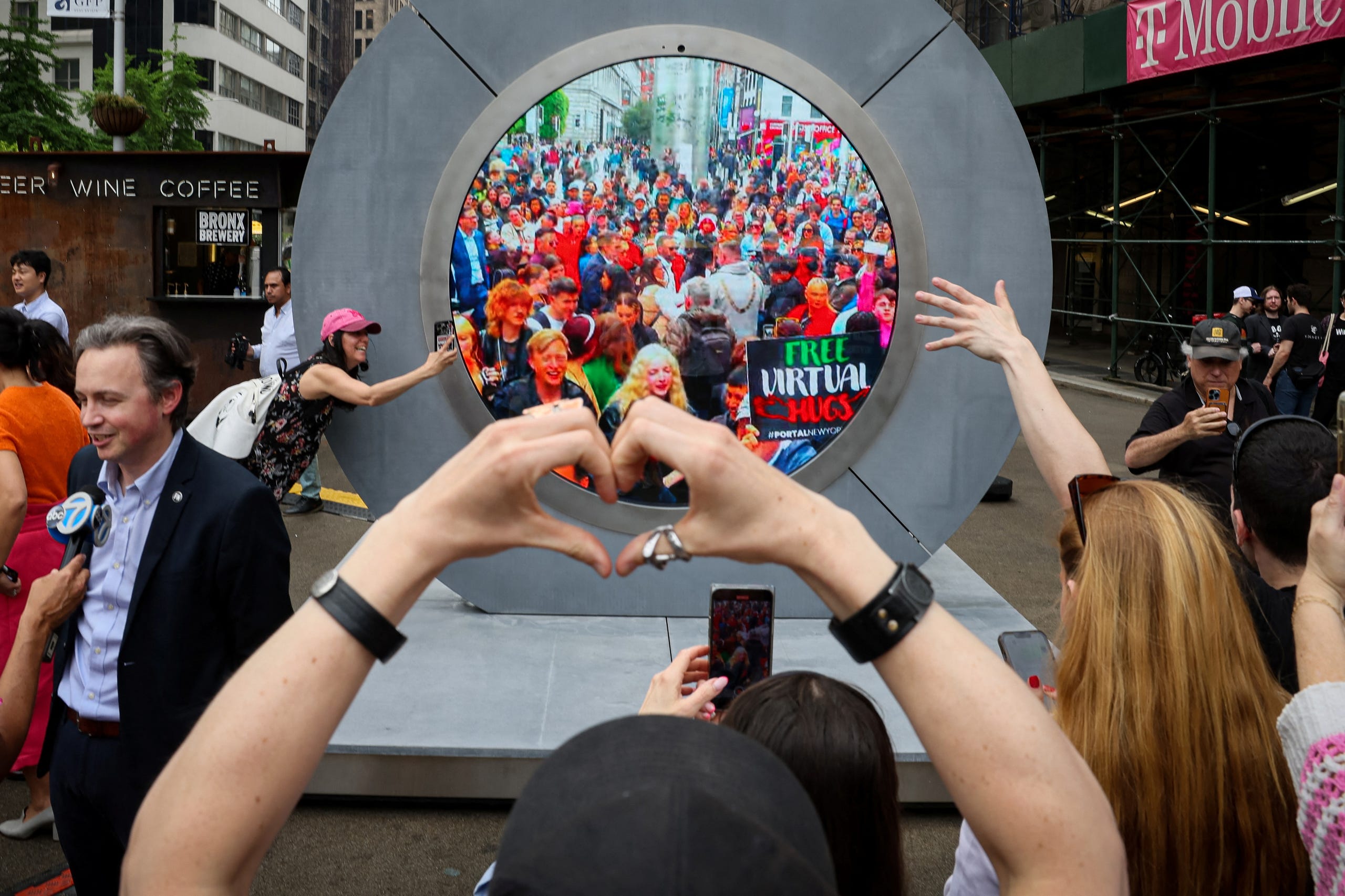 Um portal de rua exclusivo conecta Dublin a Nova York em tempo real