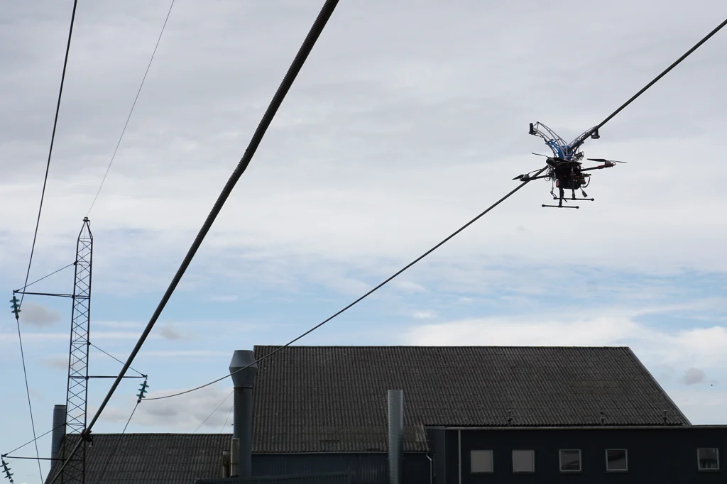 A propósito: um drone incansável rouba energia das linhas de energia