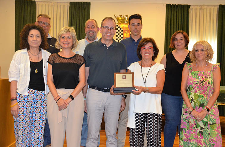 Câmara Municipal de Mollerussa presta homenagem a Montse Serret, que foi diretora da escola Mestre Ignasi Peraire