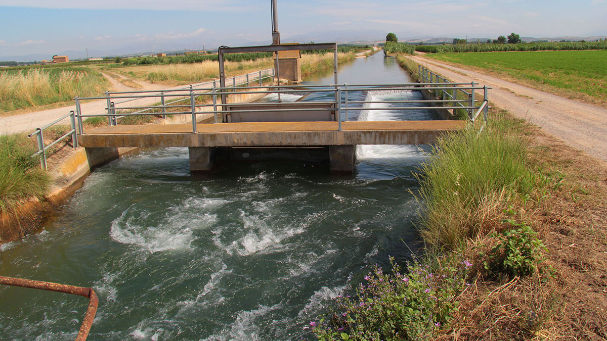 O Ministério da Agricultura repara os vazamentos no canal principal de Urgell