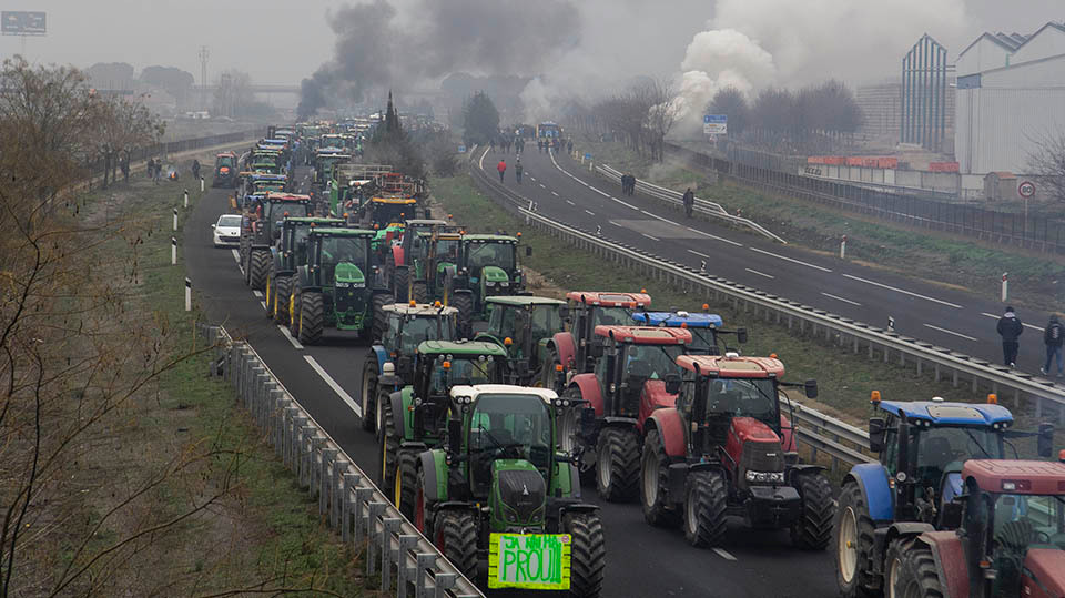 Agricultores cortaram estradas esta segunda-feira na demarcação de Lleida