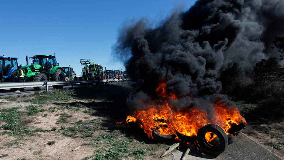 Os agricultores vão manter os cortes na A-2 em Tàrrega e na A-2 e AP-2 em Soses “pelo menos até quinta-feira”