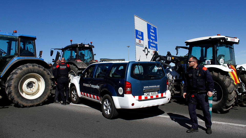 Os agricultores decidiram manter os tratores na AP-7 em Pontós, na A-2 e na AP-2 em Ponent